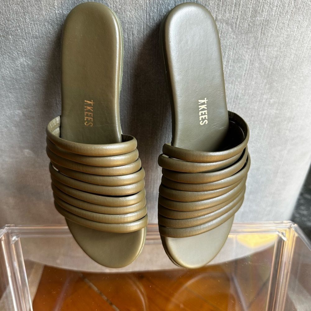 Like new Army Green Tkees